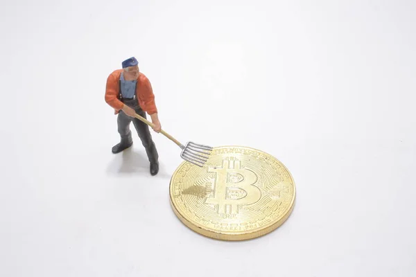 Bitcoin Oro Trabajador Figura Pequeña Concepto Bitcoin Copia Fondo Espacio —  Fotos de Stock