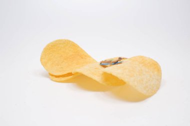 Sörfçü Mini, patates cipsi üzerinde sörf yapıyor.