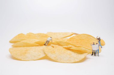 Mini İşçiler patates cipsleriyle çalışıyorlar.