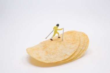 Patates cipsi yığınından kayan küçük bir kayakçı.