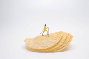 Patates cipsi yığınından kayan küçük bir kayakçı.