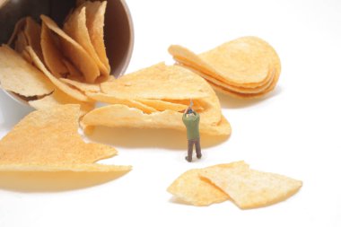 Güçlü adam patates cipsinin kütüklerini ayırıyor.