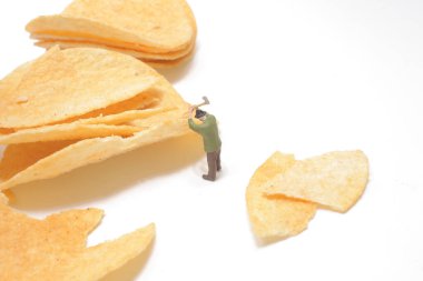 Güçlü adam patates cipsinin kütüklerini ayırıyor.