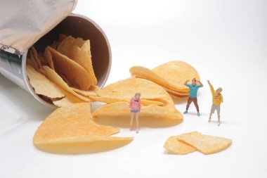 Küçük bir figür patates peyniriyle uğraşıyor.