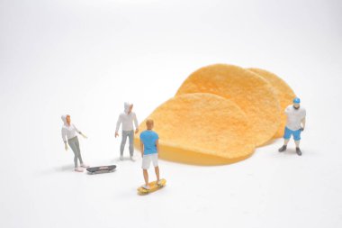 Küçük bir figür peynirli patatesteki kaykaydır.