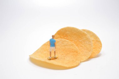 Küçük bir figür peynirli patatesteki kaykaydır.
