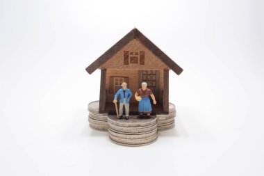 Mini insanlar, yaşlı çiftler bozuk paraların üzerinde duruyorlar. 