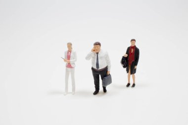 Resmi giyinmiş bir grup kadın ve erkek, patron ve sekreter. 