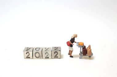 Yılbaşı Seyahat Planlama Konsepti. İş adamı minyatür figürlü havaalanı arabası olan insanlar.