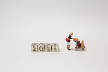 Yılbaşı Seyahat Planlama Konsepti. İş adamı minyatür figürlü havaalanı arabası olan insanlar.