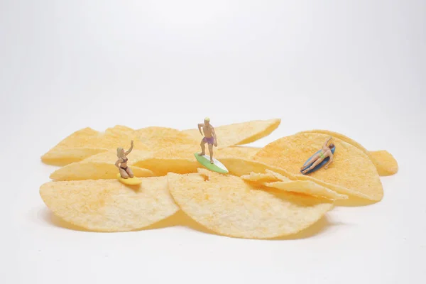 Der Mini Von Surfer Surfen Auf Kartoffelchips — Stockfoto