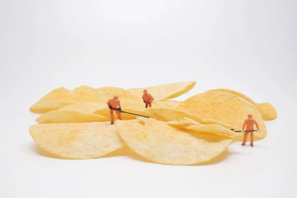 Mini Arbeiter Arbeiten Mit Kartoffelchips — Stockfoto