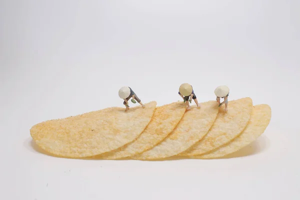 Die Asiatischen Miniaturbauern Die Kartoffelchips Zubereiten — Stockfoto