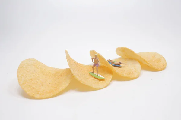 Mini Surfer Surfing Chips — Stockfoto