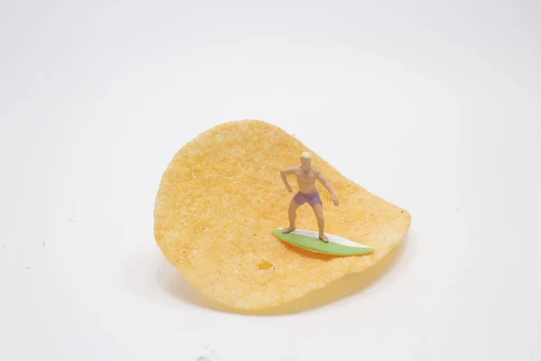 Der Mini Von Surfer Surfen Auf Kartoffelchips — Stockfoto