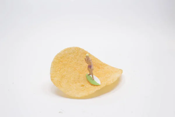 Mini Surfer Surfing Chips — Stockfoto