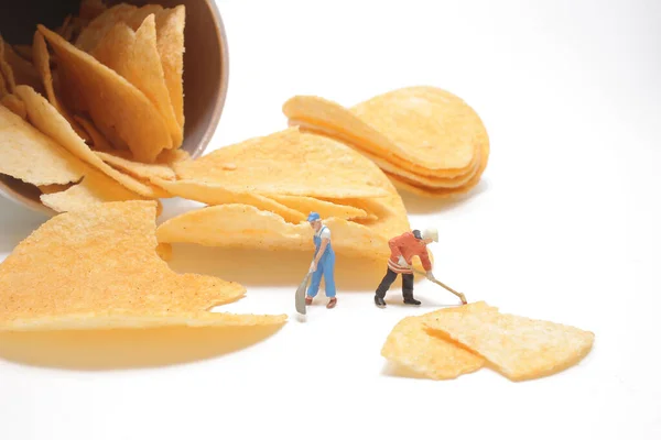 Ein Mini Der Figur Säubert Verschüttete Käsekartoffelchips — Stockfoto