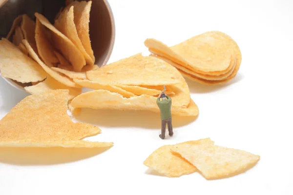 Starker Mann Spaltet Stämme Von Kartoffelchips — Stockfoto