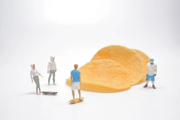 Eine Mini Figur Steht Auf Käsekartoffeln — Stockfoto