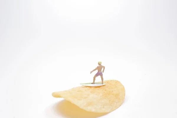 Der Mini Von Surfer Surfen Auf Kartoffelchips — Stockfoto