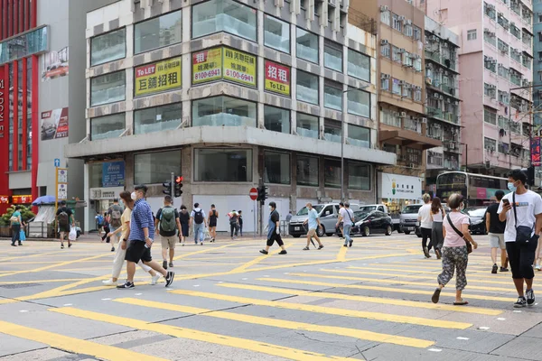 Juni 2021 Voetgangers Dragen Beschermende Maskers Steken Weg Bij Mong — Stockfoto