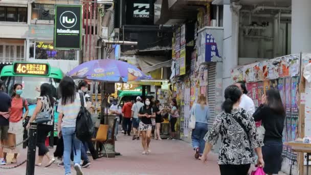 2021年6月19日香港のキャノン ストリート コーズウェイ ベイでの歩行者交差 — ストック動画