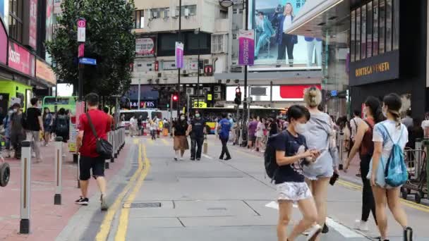 2021年6月19日香港のイーストポイント ロード コーズウェイベイでの歩行者交差 — ストック動画