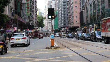 19 Haziran 2021 Hong Kong şehir manzarası Wan Chai bölgesindeki ünlü tramvaylarla