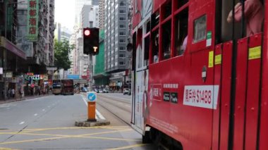 19 Haziran 2021 Hong Kong şehir manzarası Wan Chai bölgesindeki ünlü tramvaylarla