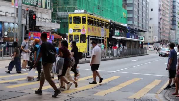 2021年6月19日香港のキャナルロード コーズウェイベイでの歩行者交差 — ストック動画