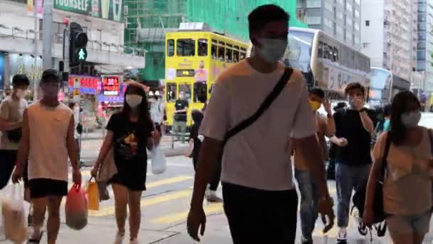 2021年6月19日香港のキャナルロード コーズウェイベイでの歩行者交差 — ストック動画