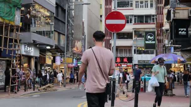 Juni 2021 Busy Pedestrian Crossing Cannon Street Causeway Bay Hongkong — Stockvideo