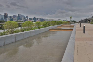 25 Haziran 2021 Kai Tak Sky Garden, Hong Kong 'daki çeşme meydanı.