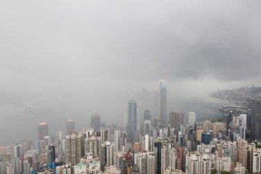 11 Jue 2021 View Skyline Binası. Victoria Tepesi 'nde yağmur mevsiminde fırtına var.