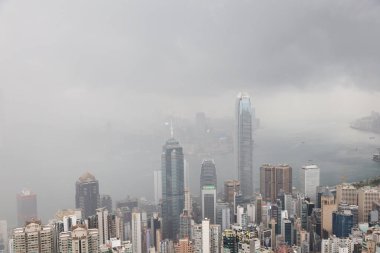 11 Jue 2021 View Skyline Binası. Victoria Tepesi 'nde yağmur mevsiminde fırtına var.