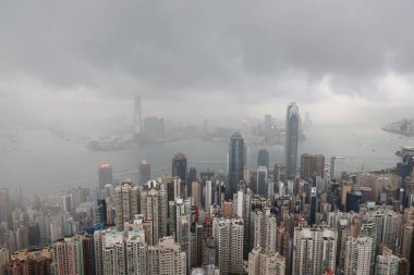 11 Jue 2021 View Skyline Binası. Victoria Tepesi 'nde yağmur mevsiminde fırtına var.