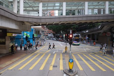 11 Jue 2021 İnsanlar Wan Chai 'de Queen' s Road East 'i geçiyor. 