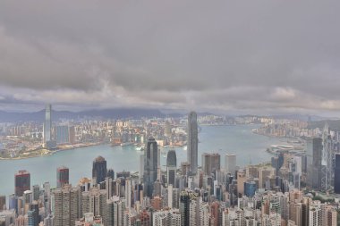 11 Jue 2021 Kowloon 'da güneşli bir gün, Island Hong Kong' da bulutlu.