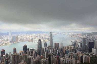 11 Jue 2021 Kowloon 'da güneşli bir gün, Island Hong Kong' da bulutlu.