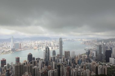 11 Jue 2021 Kowloon 'da güneşli bir gün, Island Hong Kong' da bulutlu.