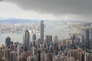 Bu resim şehri yağmur ve kasabanın sessizliği içinde gösteriyor. hk 11 Haziran 2021