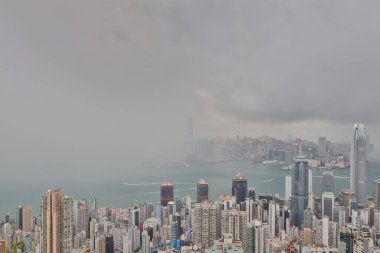 11 Jue 2021 View gökdelen binası. Victoria Pea 'de yağmur mevsiminde fırtına var.