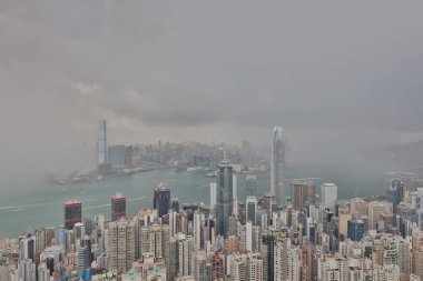 11 Jue 2021 View gökdelen binası. Victoria Pea 'de yağmur mevsiminde fırtına var.