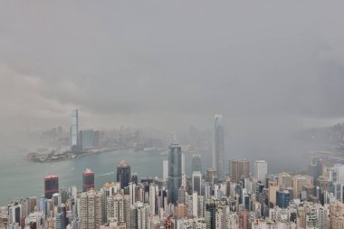 11 Jue 2021 View gökdelen binası. Victoria Pea 'de yağmur mevsiminde fırtına var.