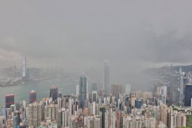 11 Jue 2021 View gökdelen binası. Victoria Pea 'de yağmur mevsiminde fırtına var.