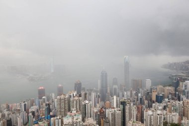 11 Jue 2021 View Skyline Binası. Victoria Tepesi 'nde yağmur mevsiminde fırtına var.
