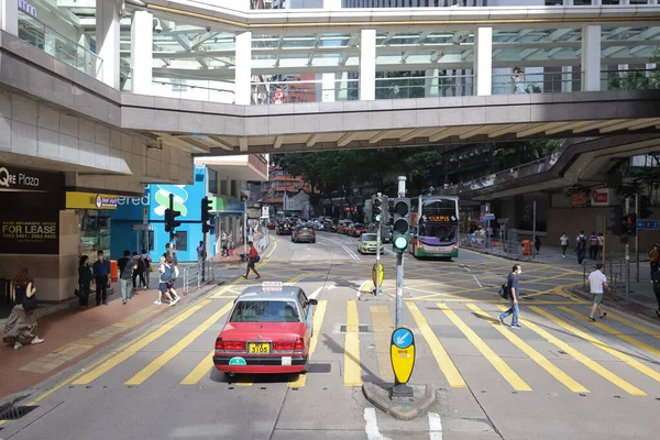 Jue 2021 Menschen Überqueren Queen Road East Bei Wan Chai — Stockfoto
