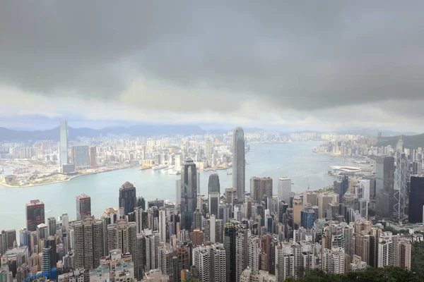 2021年6月11日雨天前的山顶有雨云 — 图库照片