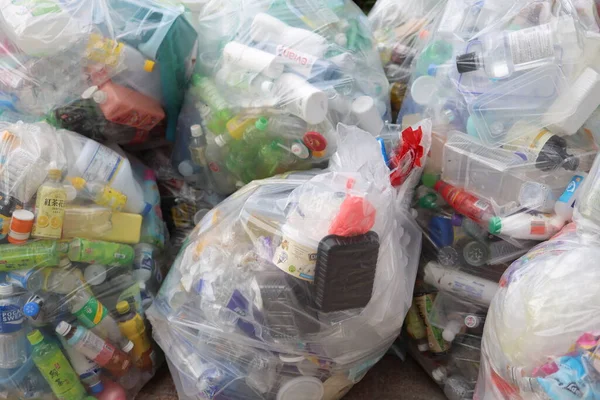 Plastik çöp yığını, çevreyi kirleten gıda ambalajı