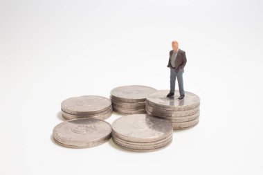 İş, Güvenlik, Emeklilik ve tasarruf kavramı. İş adamının mini figürüne yaklaş.